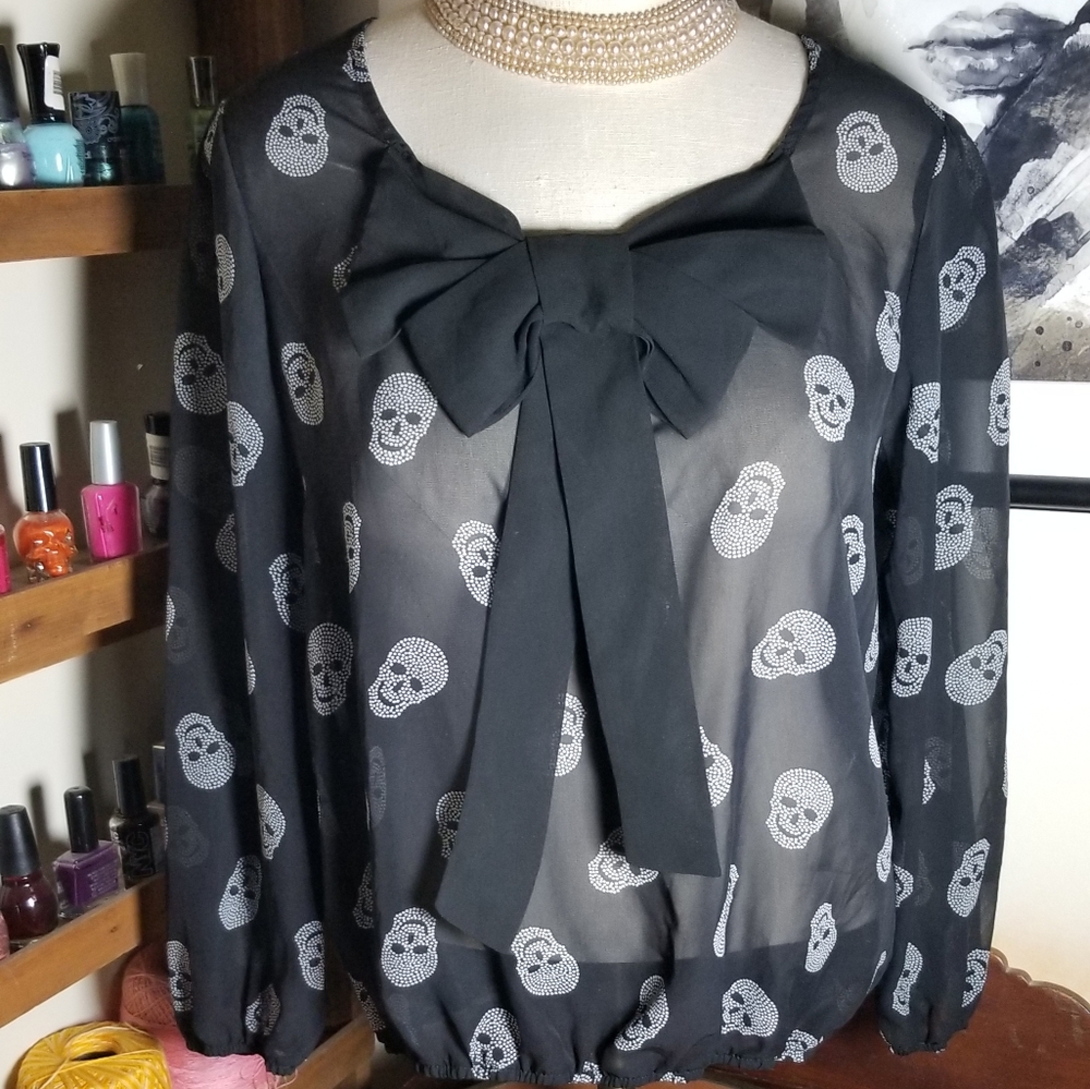 No boundaries medium skull motifs top